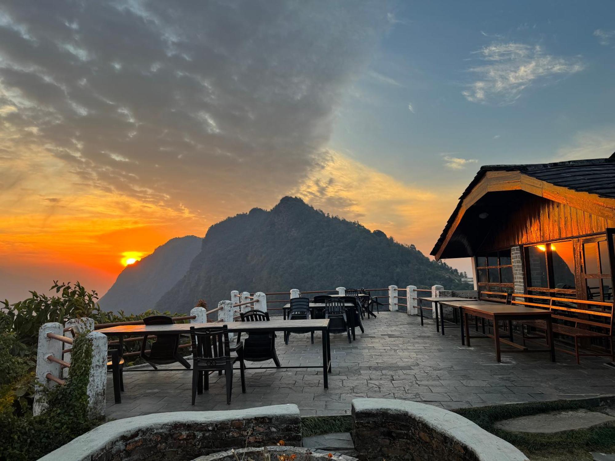 Es Deurali Resort Pokhara Zewnętrze zdjęcie