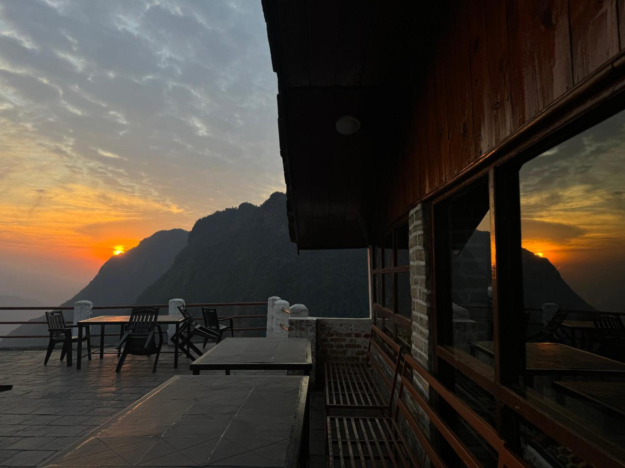 Es Deurali Resort Pokhara Zewnętrze zdjęcie