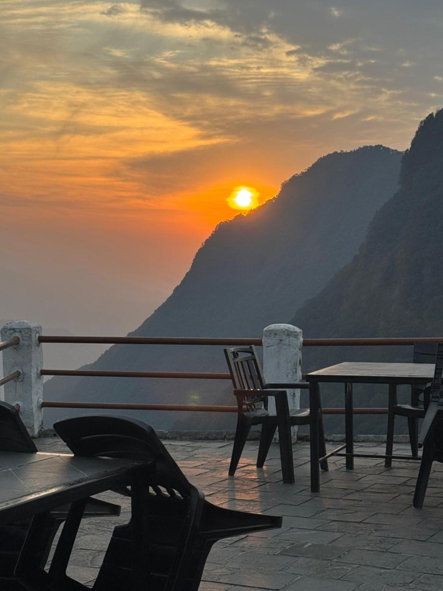 Es Deurali Resort Pokhara Zewnętrze zdjęcie