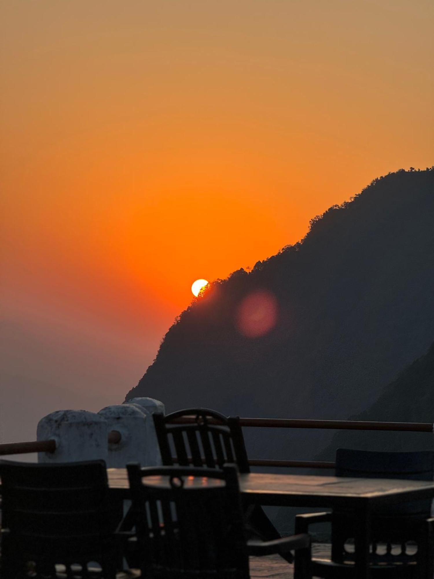 Es Deurali Resort Pokhara Zewnętrze zdjęcie