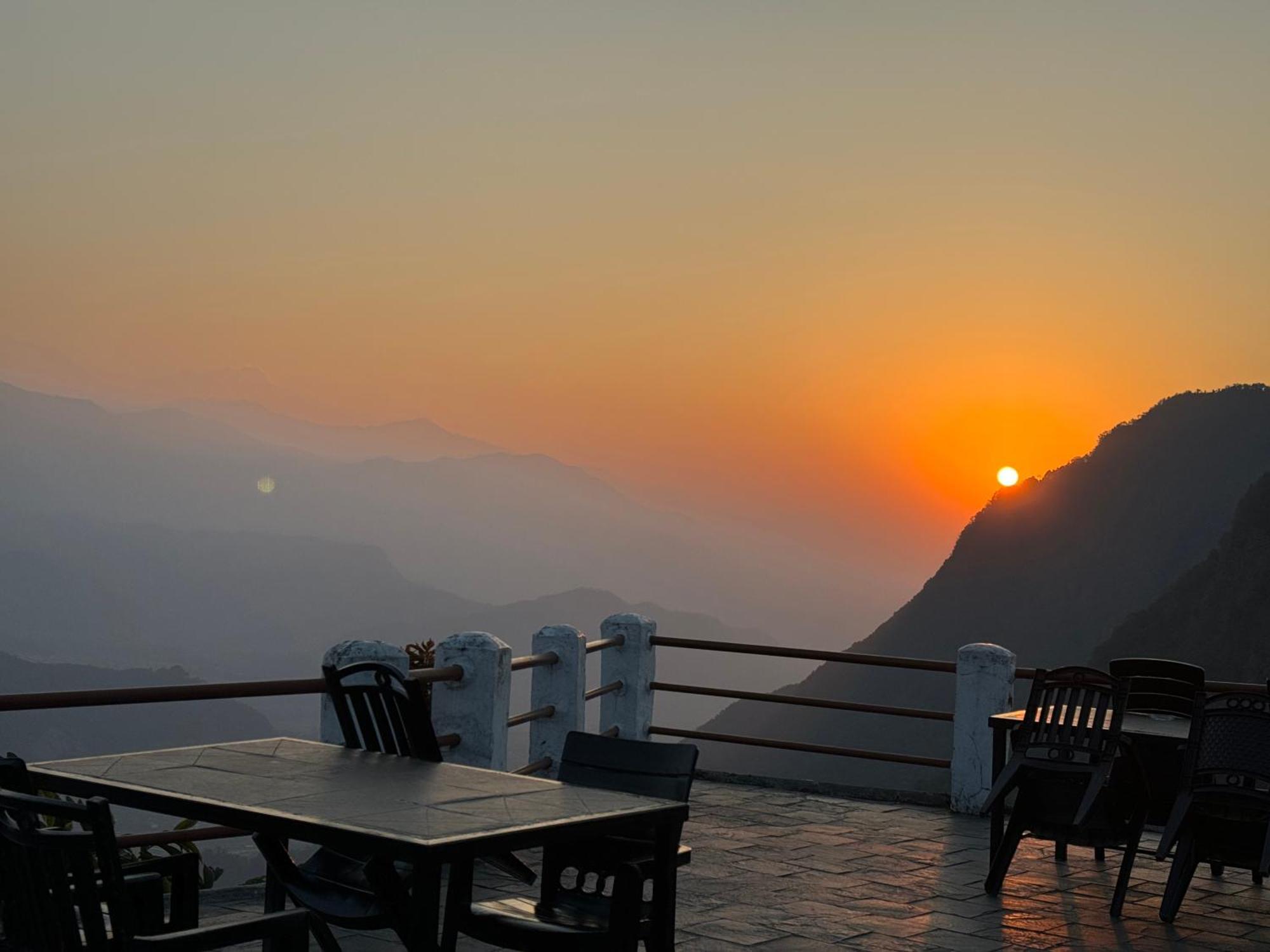 Es Deurali Resort Pokhara Zewnętrze zdjęcie
