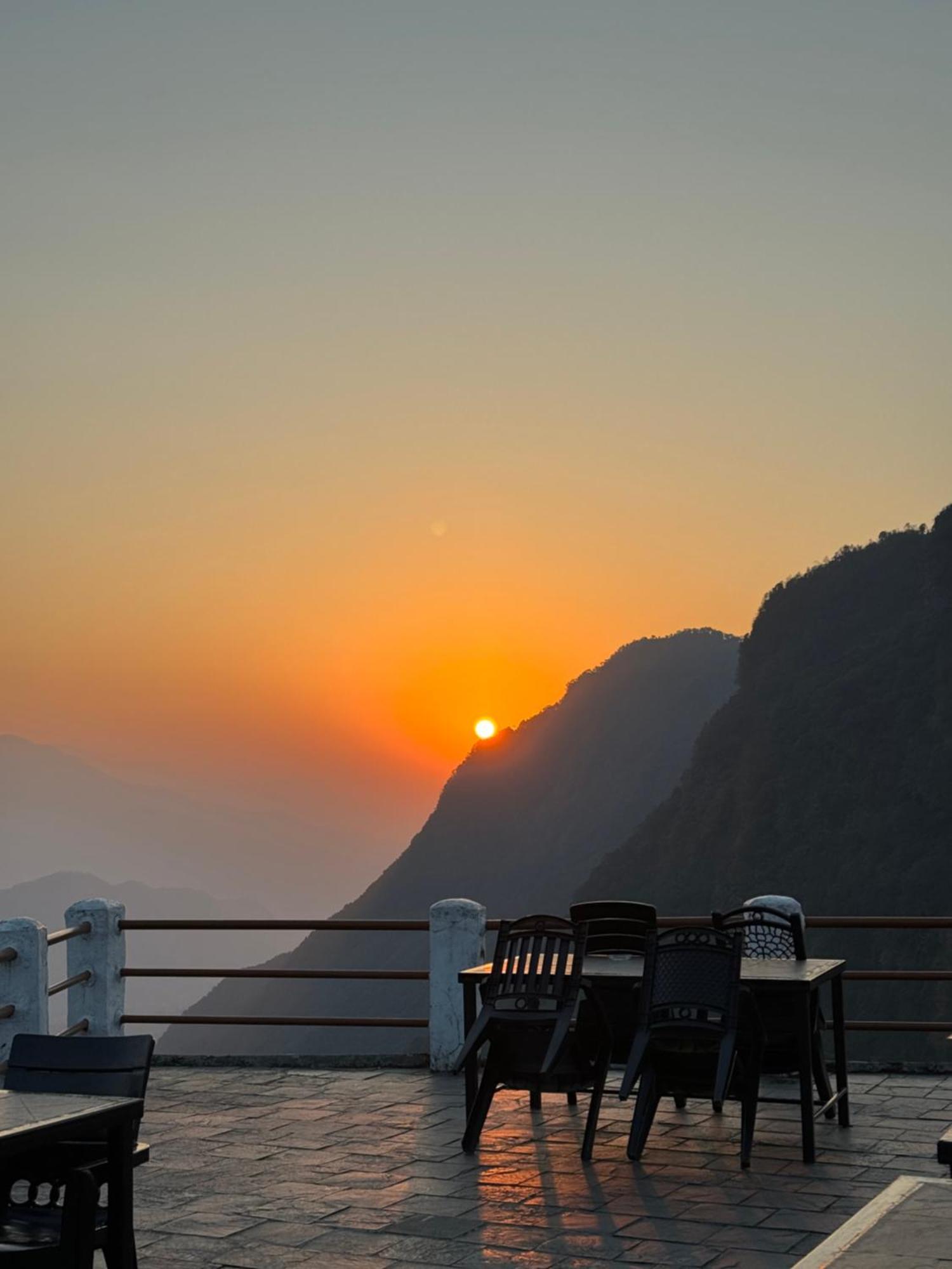 Es Deurali Resort Pokhara Zewnętrze zdjęcie